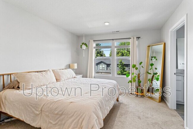Building Photo - 876 N 18th Ave
