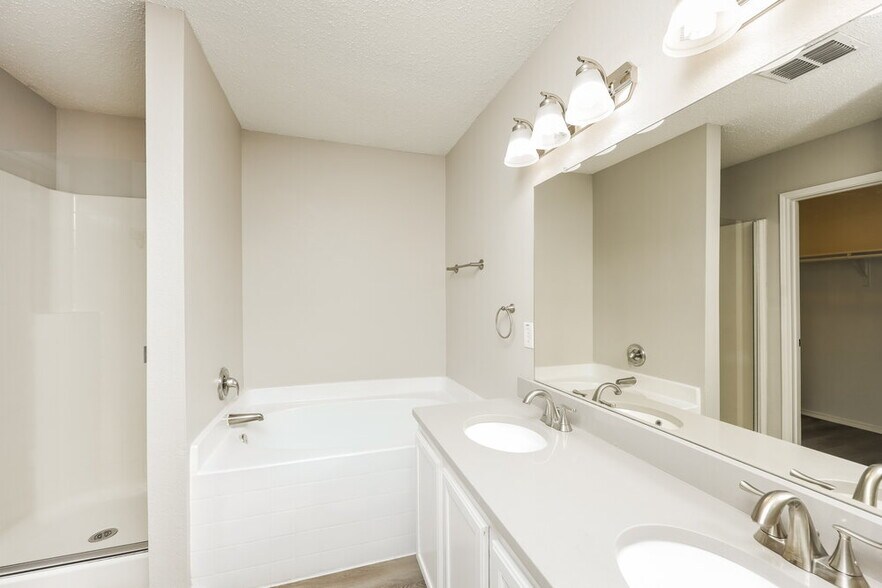 Building Photo - 8201 Montecito Dr