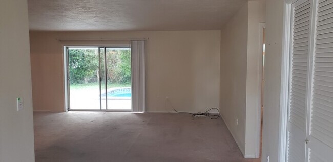 Building Photo - Gulf Gate Beauty