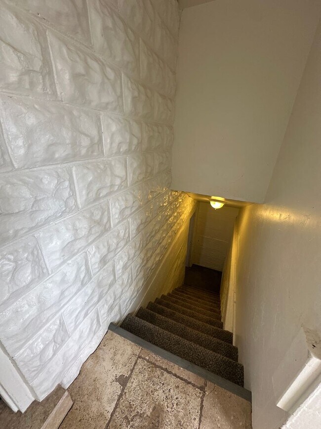 Building Photo - Charming basement apartment
