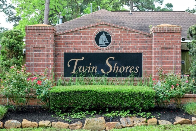 Building Photo - 9948 Twin Shores Dr