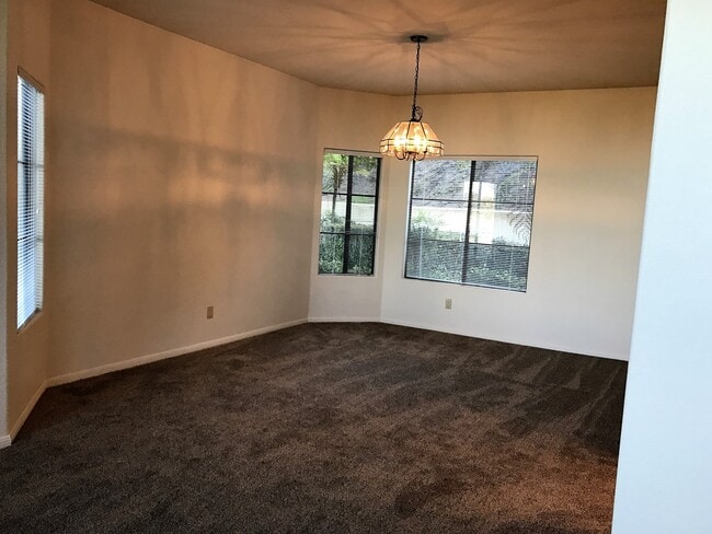 Building Photo - 4 Bedroom, 2.5 Bath House w/2 Garages on 1...