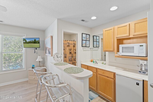 Building Photo - 3350 Club Villas Dr