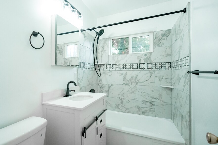 Building Photo - 15942 Devonshire St