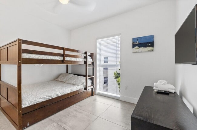 Building Photo - 1367 N Ocean Blvd