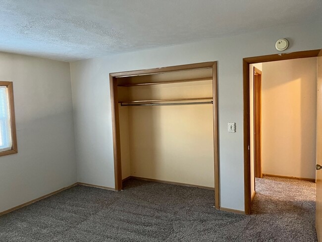 Building Photo - 911 N Center St