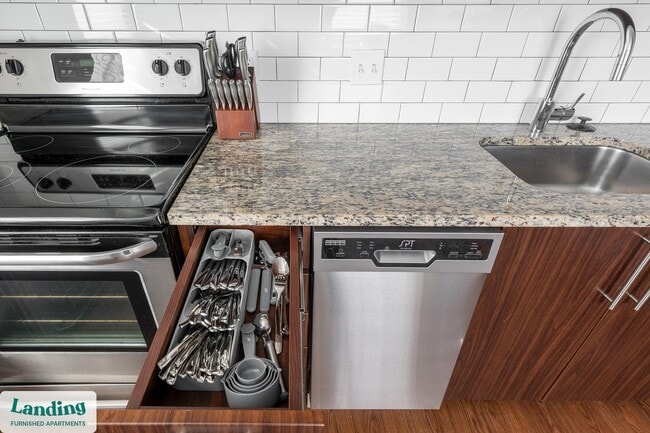 Building Photo - 933 McGee St