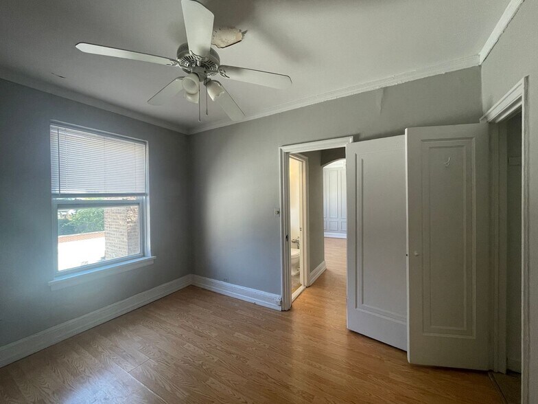 Building Photo - 449 W Briar Pl