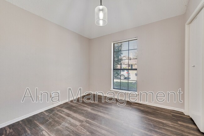 Building Photo - 1812 Medina Dr