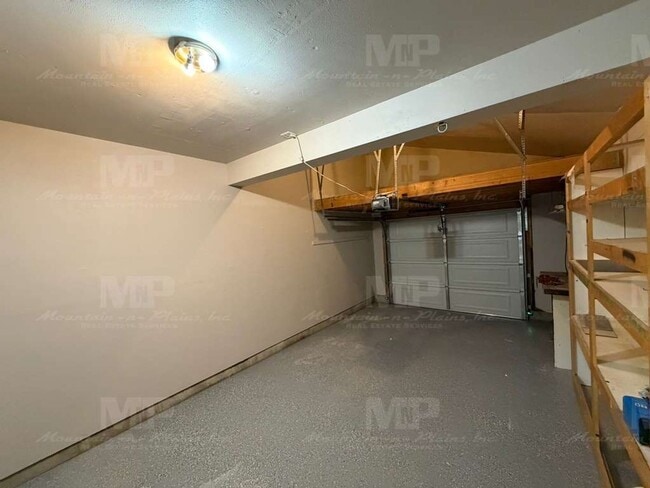 Building Photo - 724 Ponderosa Dr