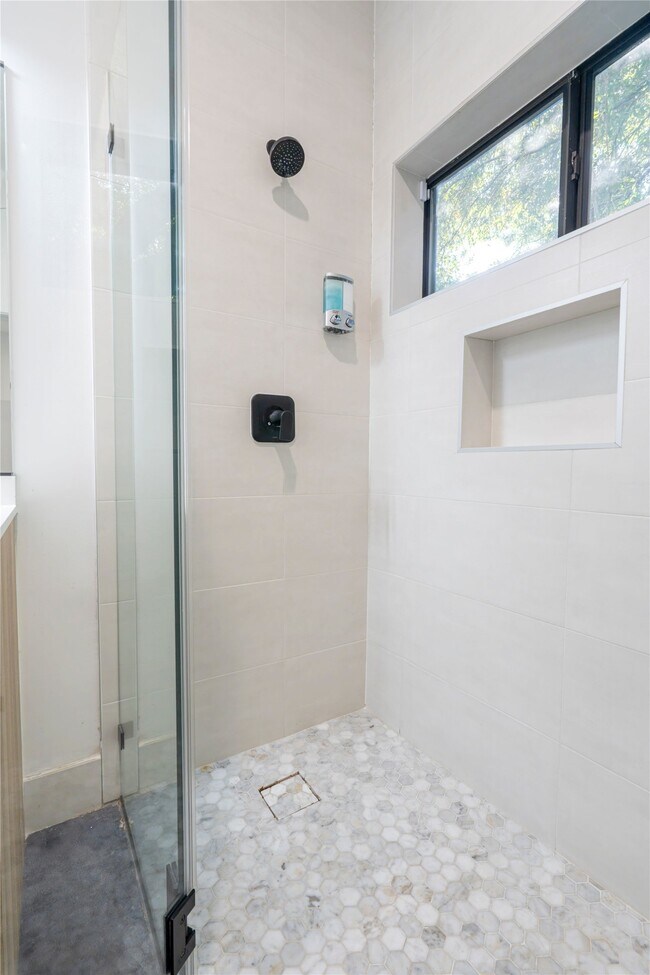 Building Photo - 709 Memorial Heights Dr