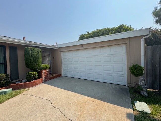 Building Photo - Charming 3-Bedroom Home for Rent in Serra ...