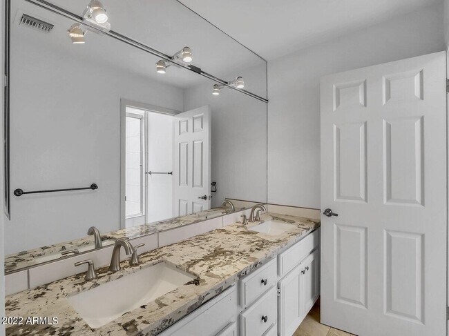 Building Photo - 6125 N 28th Pl