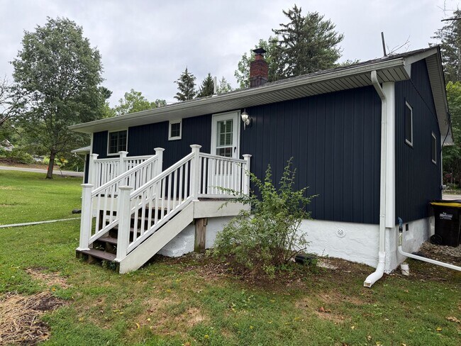 Building Photo - 3-Bedroom Home