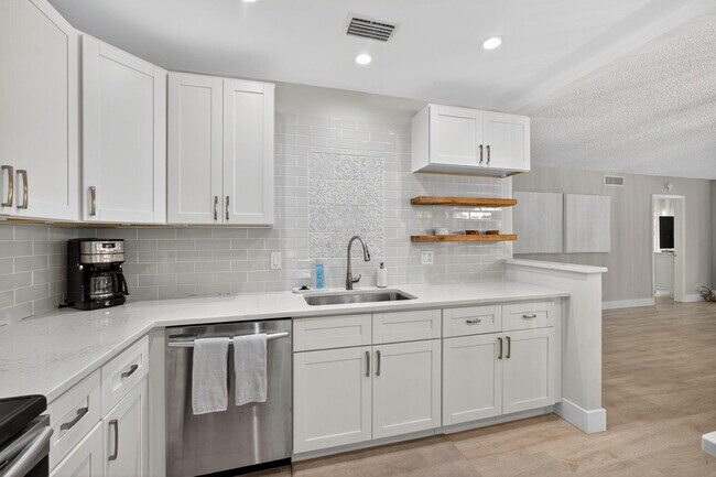 Building Photo - 419 Brackenwood Ln S