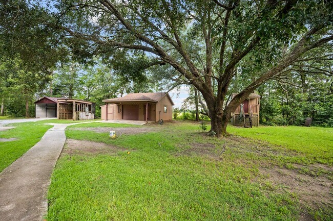 Building Photo - Wonderful country setting in Elberta!