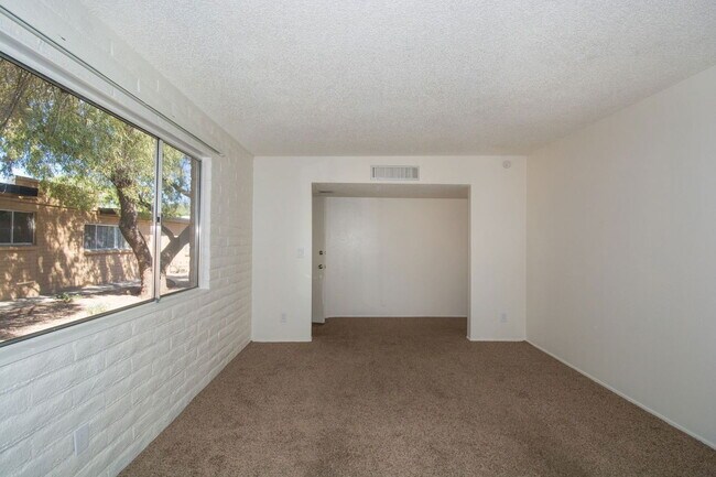 Building Photo - 4557 E Bellevue St