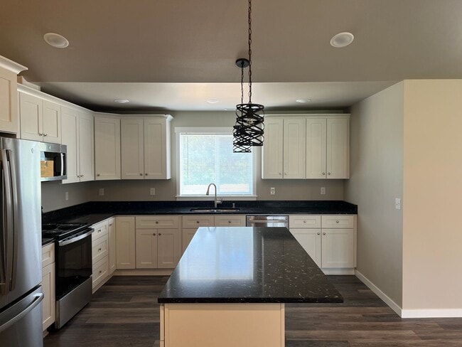 Building Photo - Country quiet, brand new house