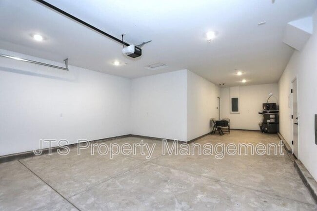 Building Photo - 3349 Hedgerow Ct