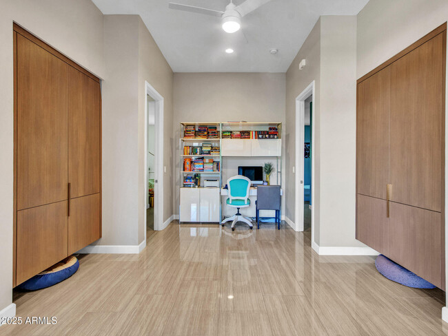 Building Photo - 6031 E Paradise Dr