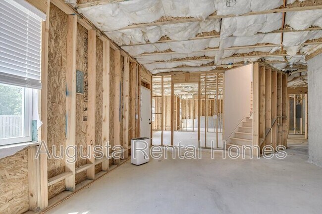 Building Photo - 560 Post Oak Ln
