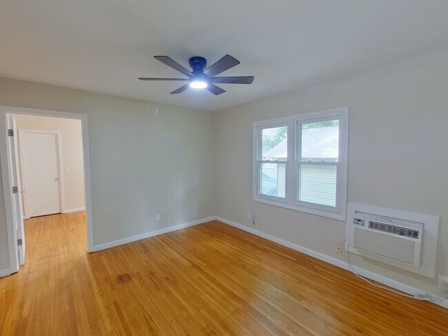 Building Photo - 1BR Duplex - All Appliances Included - $695.00