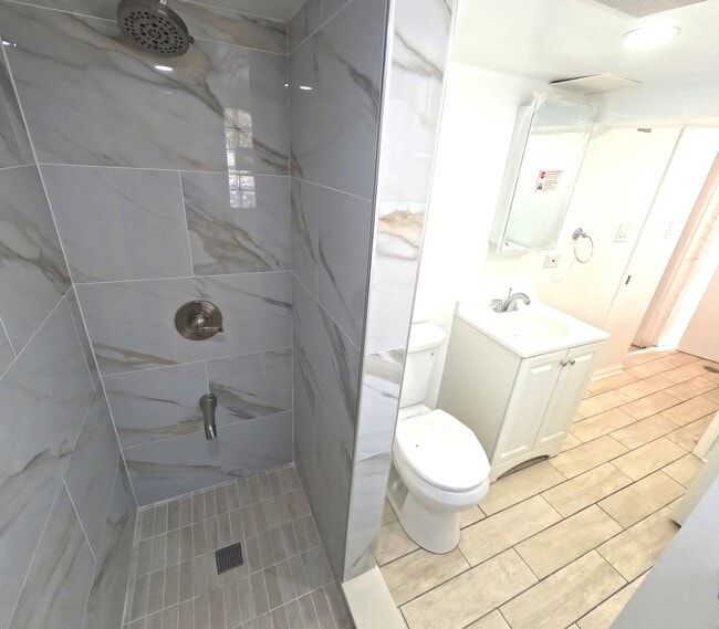 Building Photo - Beautiful Home Lowell Ave.