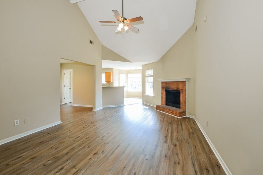 Building Photo - 6929 Country Walk Dr