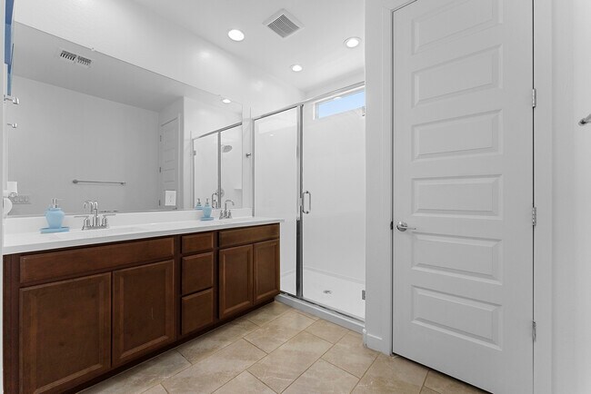 Building Photo - 1645 W la Mirada Dr