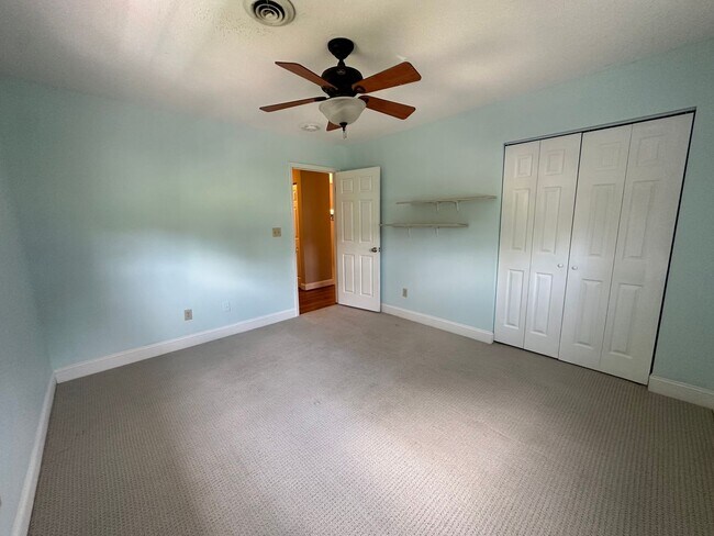 Building Photo - Large Weaverville Rental!