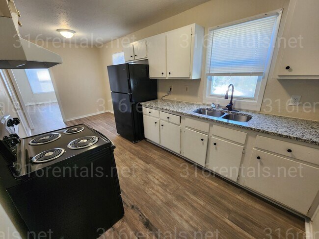 Building Photo - $1050 - 4 bedroom / 1 and a half bathroom ...