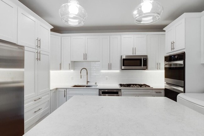 Building Photo - 564 Parkway Dr NE