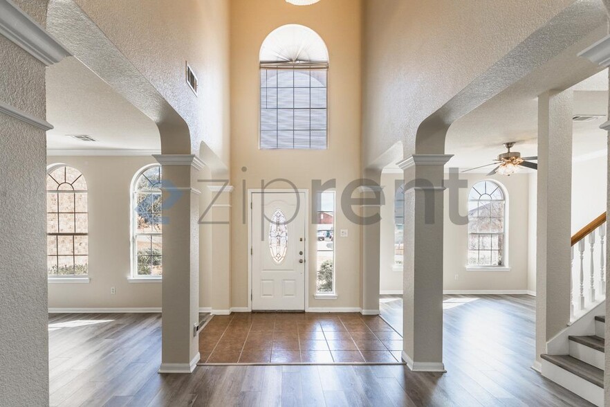 Building Photo - 498 Crossland Dr