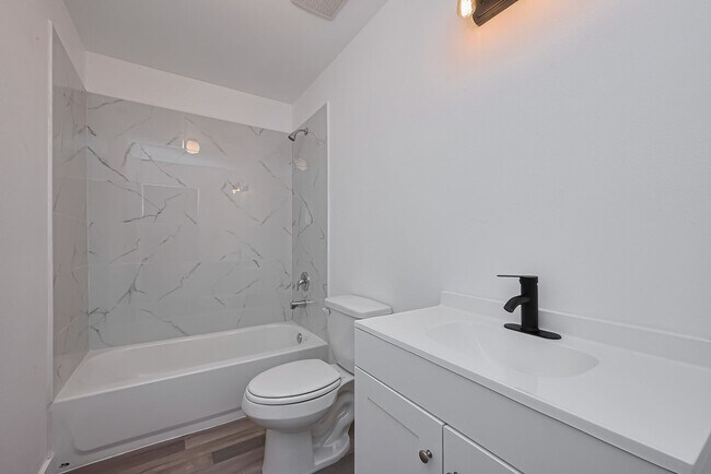 Building Photo - AFFORDABLE 4BD/2.5BA SINGLE HOUSE!