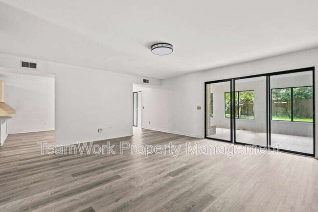 Building Photo - 9 Stallion Ct