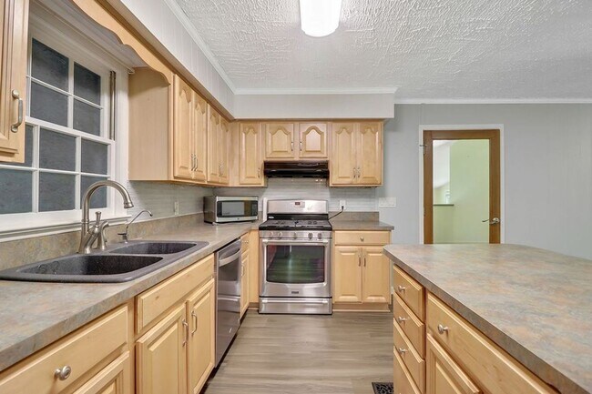 Building Photo - 212 Pinewood Dr