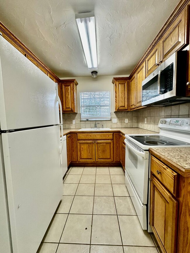 Building Photo - Cozy 2/1 Home