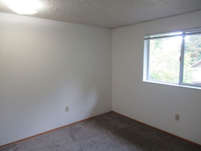 Building Photo - Quiet Two Bedroom Apartment in Keizer