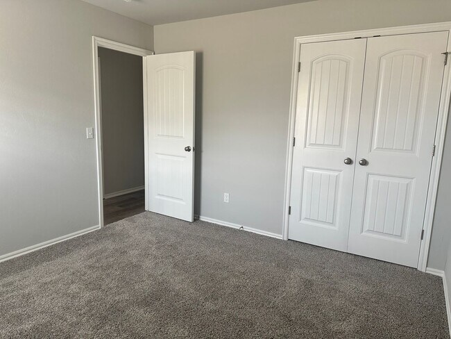 Building Photo - FIRST MONTH FREE - Popular Location! THIS ...