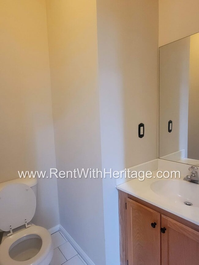 Building Photo - WOW!!...GORGEOUS HOME/HARDWOOD FLOORS/ UPGRADES GALLORE / SWIM - TENNIS