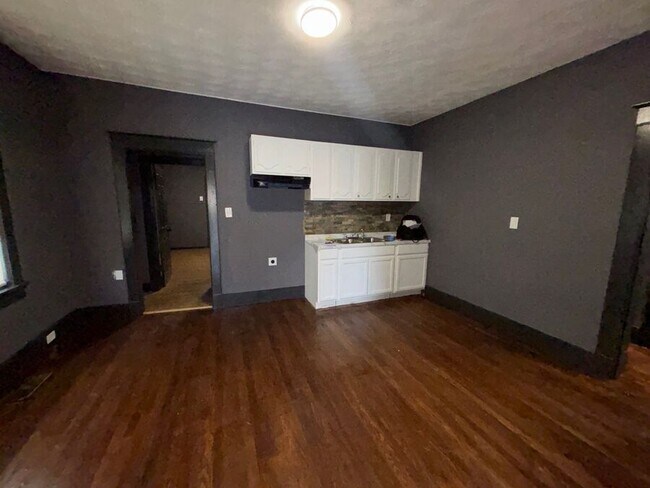Building Photo - 1048 E McLemore Ave
