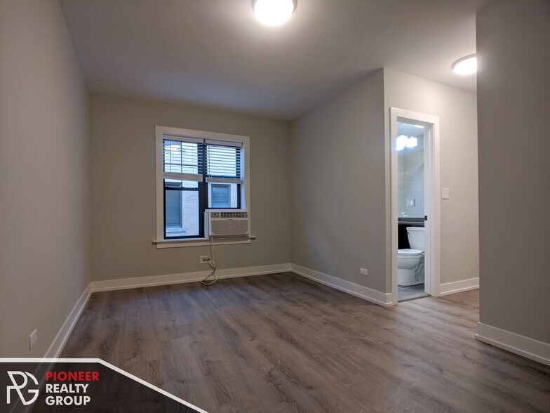 Building Photo - 440 W Belden Ave