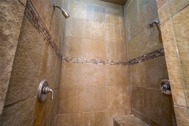 Building Photo - 842 W 22nd St