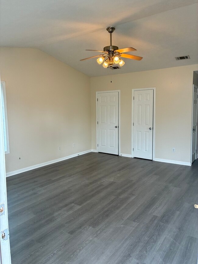 Building Photo - Beautiful 2/1 house