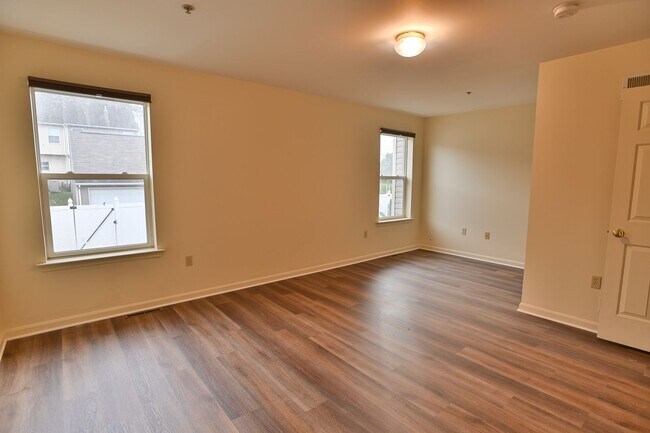 Building Photo - 3 Bedroom Single Family in Midtown with Pa...