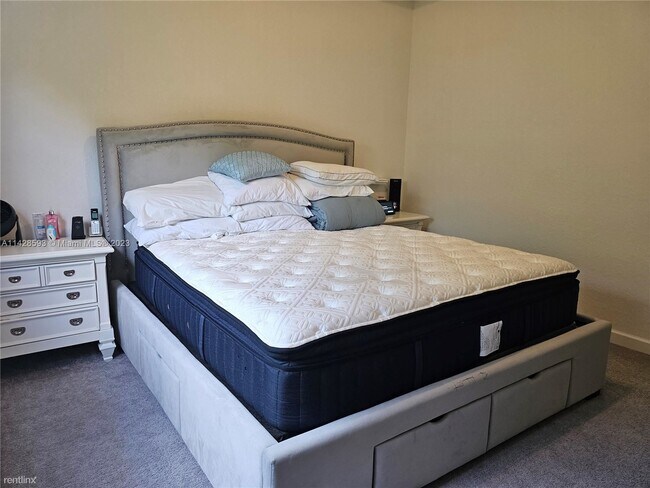 Building Photo - 3 br, 2.5 bath Townhome - 335 NE 208th Ter