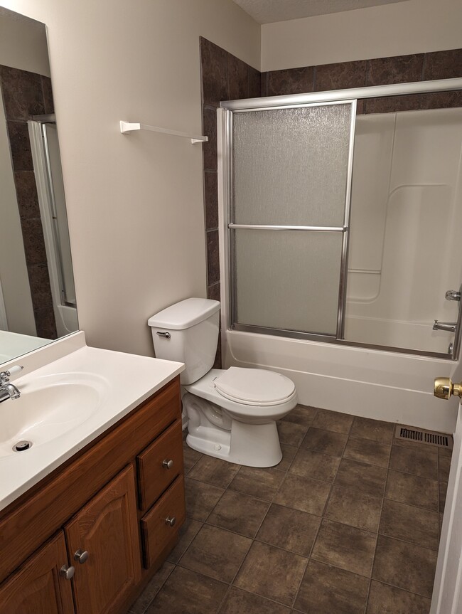 Upstairs Hall Full Bath - 207 W Nicholas Dr