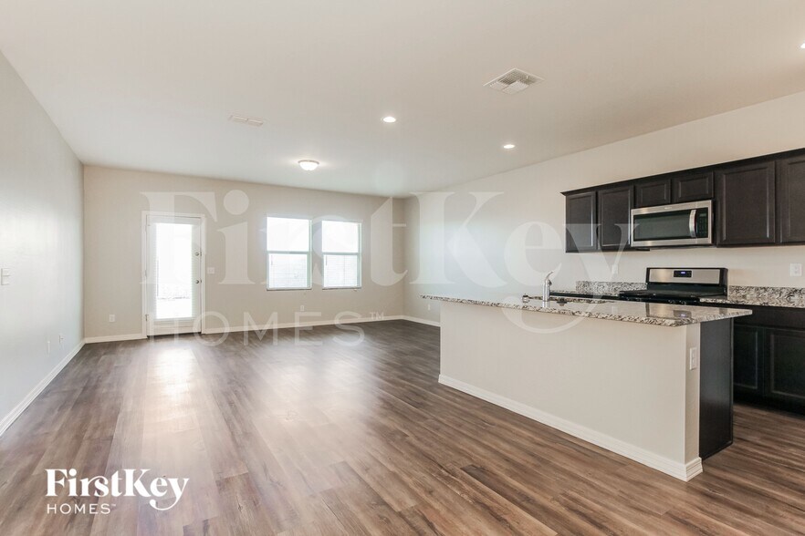 Building Photo - 20037 W Mesquite Dr