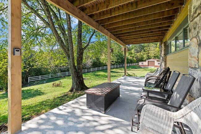 Building Photo - 2140 Battle Hill Rd