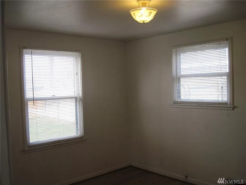 Bedroom 1 - 420 N Mattson Dr